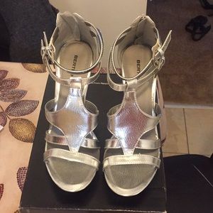 A Betinni silver color ladies gladiator high hill